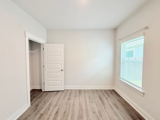 Building Photo - 5733 Danbury Blvd