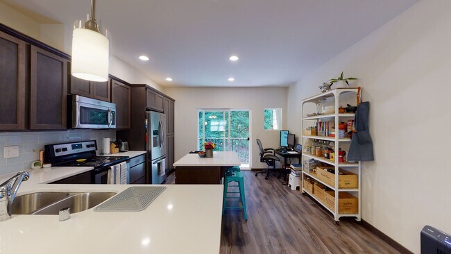 Building Photo - West Seattle Townhome - 2 bedroom 2 bathroom located in Sylvan Ridge Townhomes!  Available now!