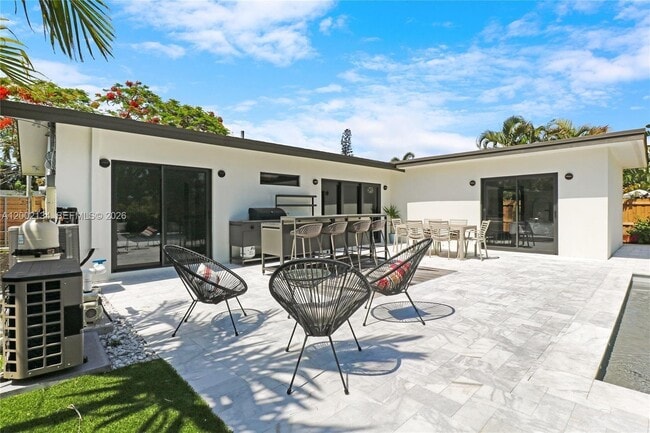 Building Photo - 811 NE 17th Ct