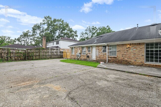 Building Photo - Spacious 4BR/2.5BA West Mobile Home – Room to Grow in a Convenient Location!