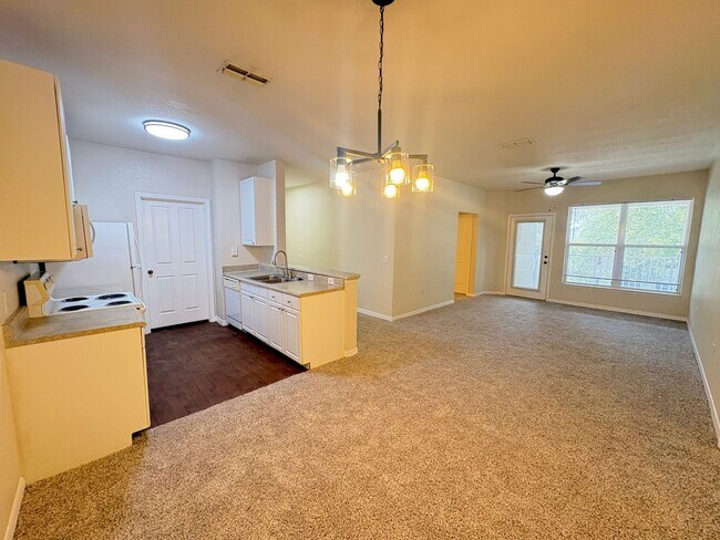 Building Photo - 6016 Hemingway Cir