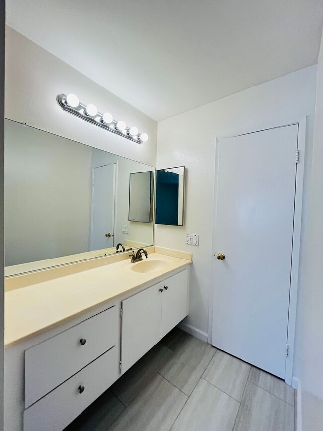 Building Photo - 2 Bedroom, 2 Bathroom South Coast Villas Second Floor Condo