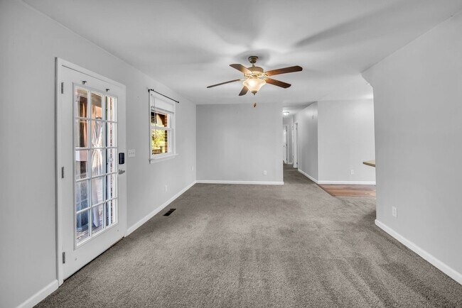 Building Photo - 1065 Lakeland Dr