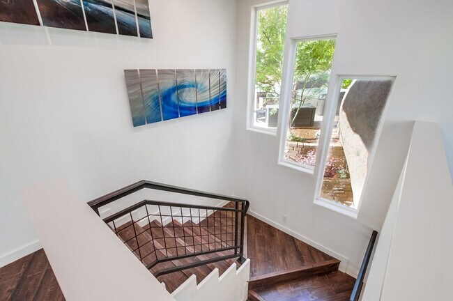 Building Photo - 28548 Meadow Glen Way W