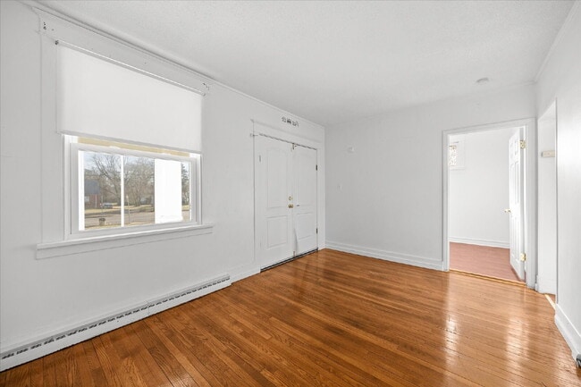 Building Photo - "Charming 3-Bed Haven with Hardwood Floors & 2 Full Baths in St. Louis!"  Hazelwood Schools.  Sec...