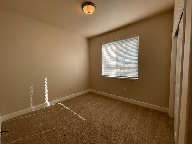 Building Photo - $500 off First Month's rent: Gorgeous 3 Be...