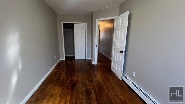 Building Photo - FRESHLY  RENOVATED 3 BEDROOMS/2 FULL BATHR...