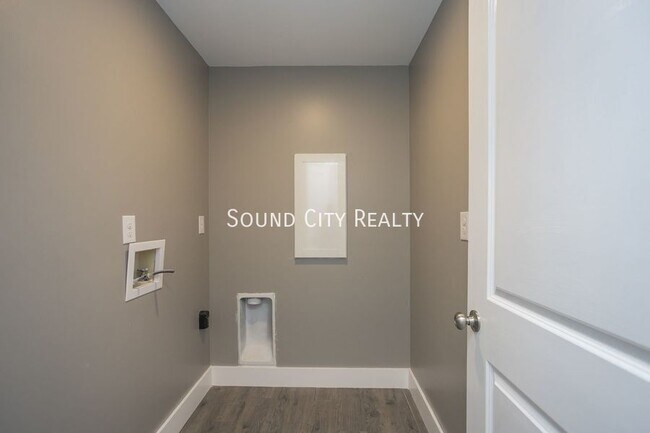 Building Photo - 1608 Autumn Ridge Dr