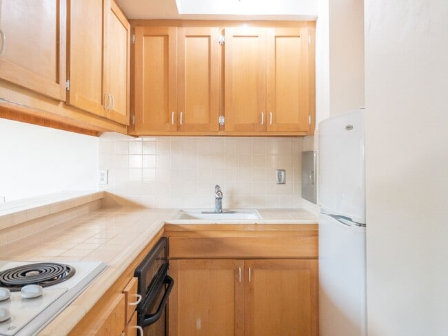 Building Photo - Tranquil Top Floor 1BR/1BA Unit! Large Private Balcony! Tam Valley! Parking! Laundry! Storage! PR...