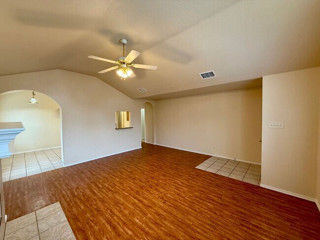 Building Photo - Beautiful 3 bedroom, 2 bathroom home in th...