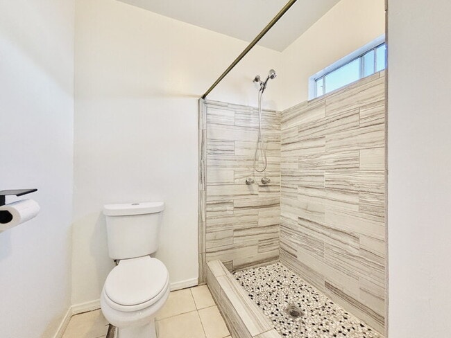 Building Photo - 2511 Ganahl St