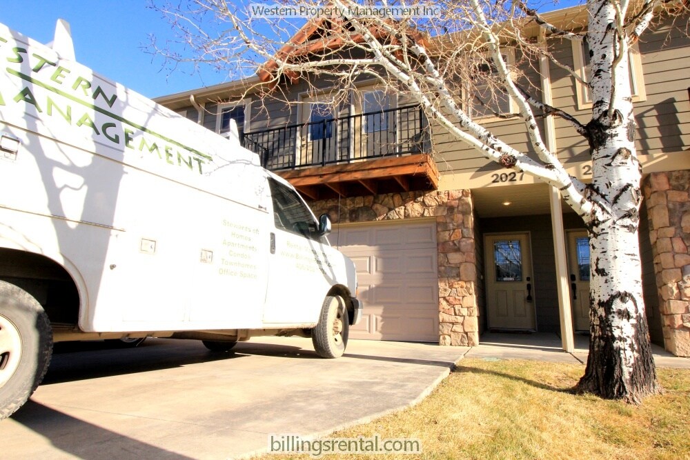 Front Yard - 2027 Lakehills Dr