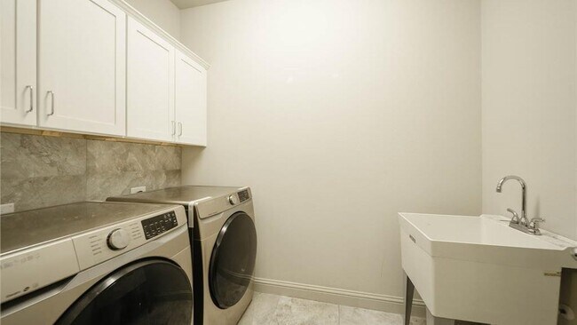 Building Photo - 2745 Troutt Dr