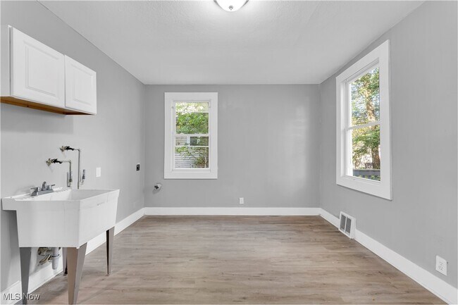 Building Photo - 2115 W 96th St