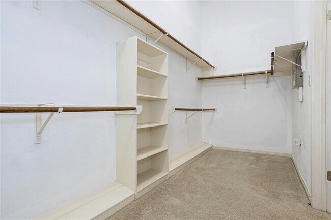 Building Photo - 3605 Bayton Dr