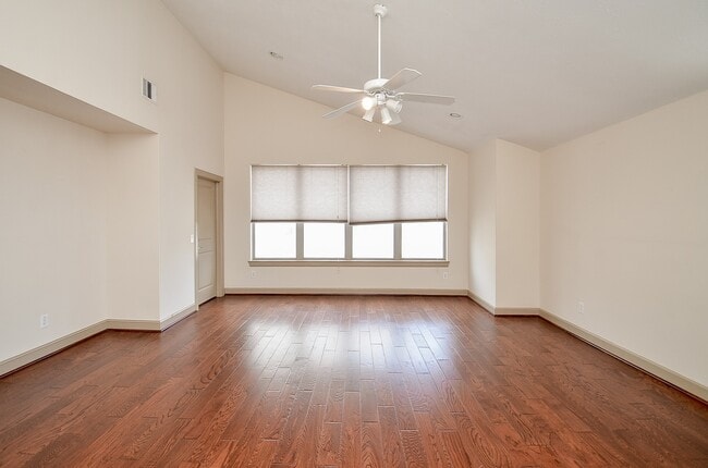 Building Photo - 5311 Lillian St