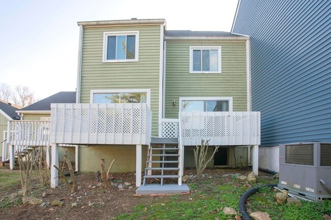 Building Photo - 421 Raintree Dr