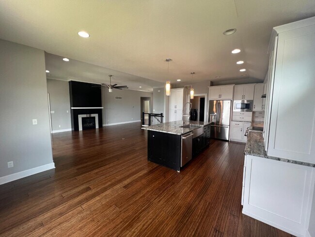 Building Photo - 627 N Daylily Dr