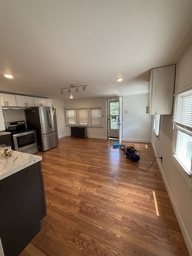 Building Photo - Comfortable 3BR Home Near Transportation – Available Now