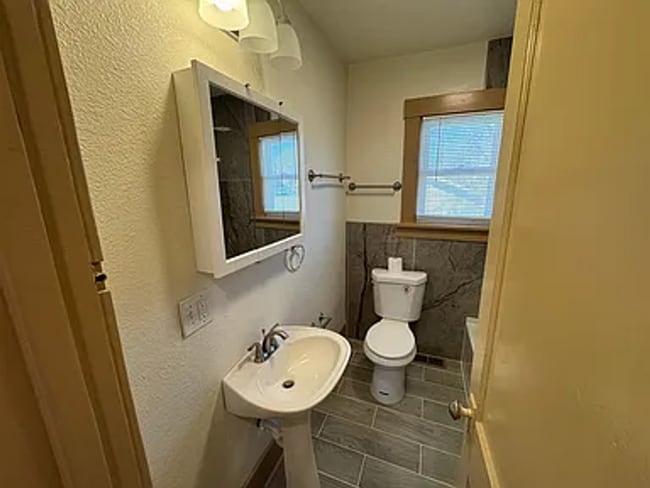 Building Photo - 4 bedroom 2 bathroom home!