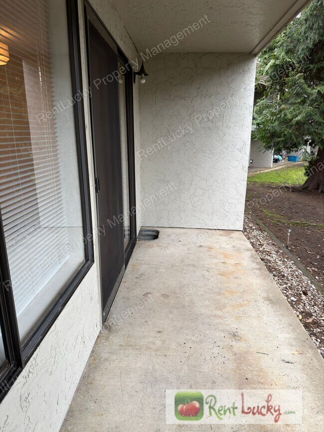 Building Photo - Cozy Kirkland Condo! 1 Bed, 1 Bath w/ Updated Kitchen and Additional Parking!