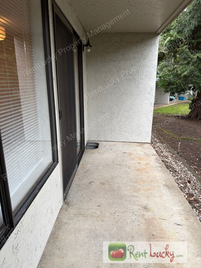 Building Photo - NEW Pricing! Amazing 1 Bedroom Kirkland Condo! Covered Parking and Outdoor Storage!
