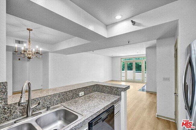 Building Photo - 2222 Beachwood Dr