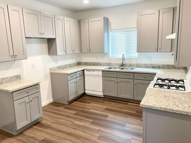 Building Photo - 1326 S Santa Fe St