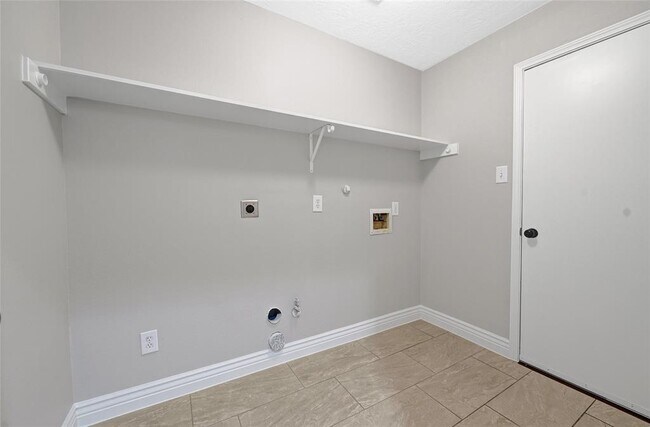 Building Photo - 5914 Shadow Creek Ct