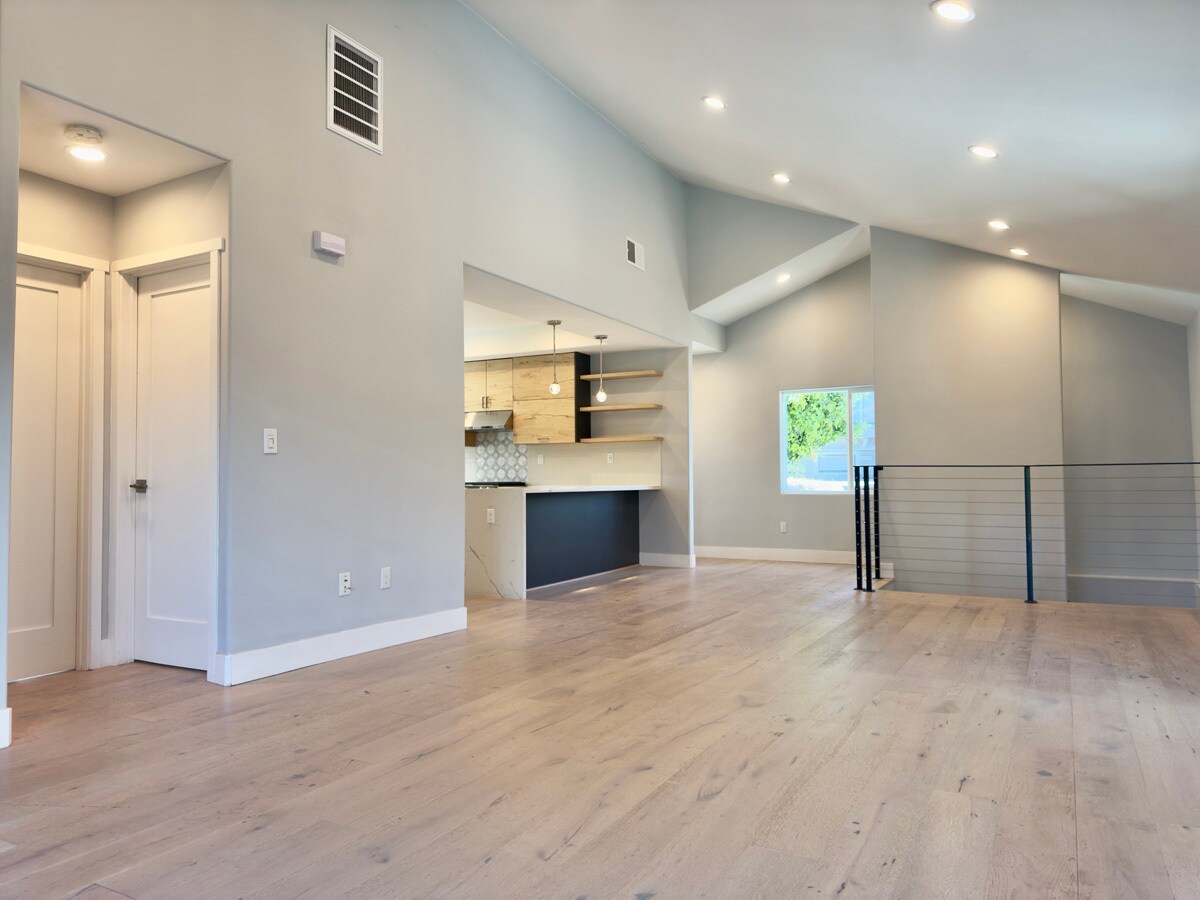 Building Photo - 914 Everett Ave