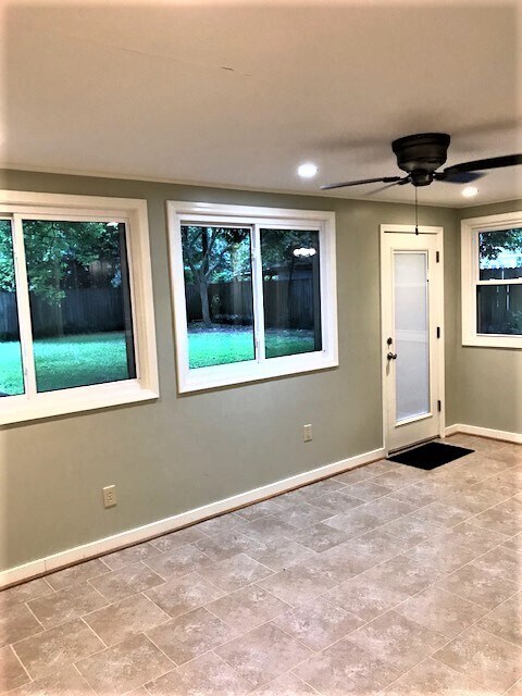 Building Photo - Updated Broadmoor Home!!