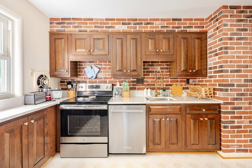 Building Photo - 7527 Fairwood Ln