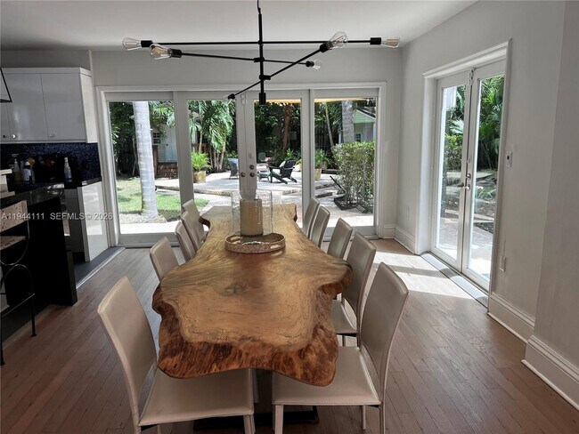 Building Photo - 2301 S Miami Ave