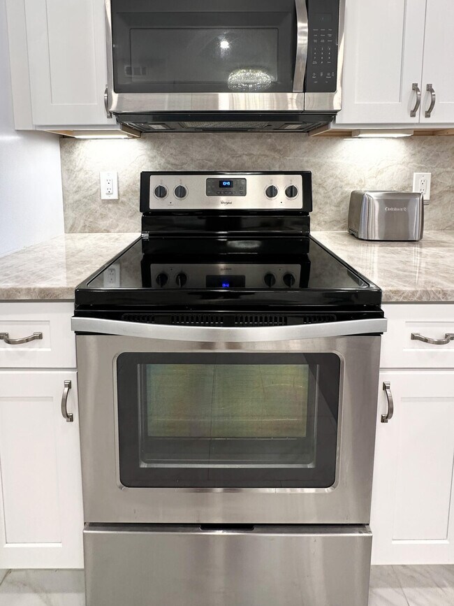 Building Photo - 4800 Bayview Dr