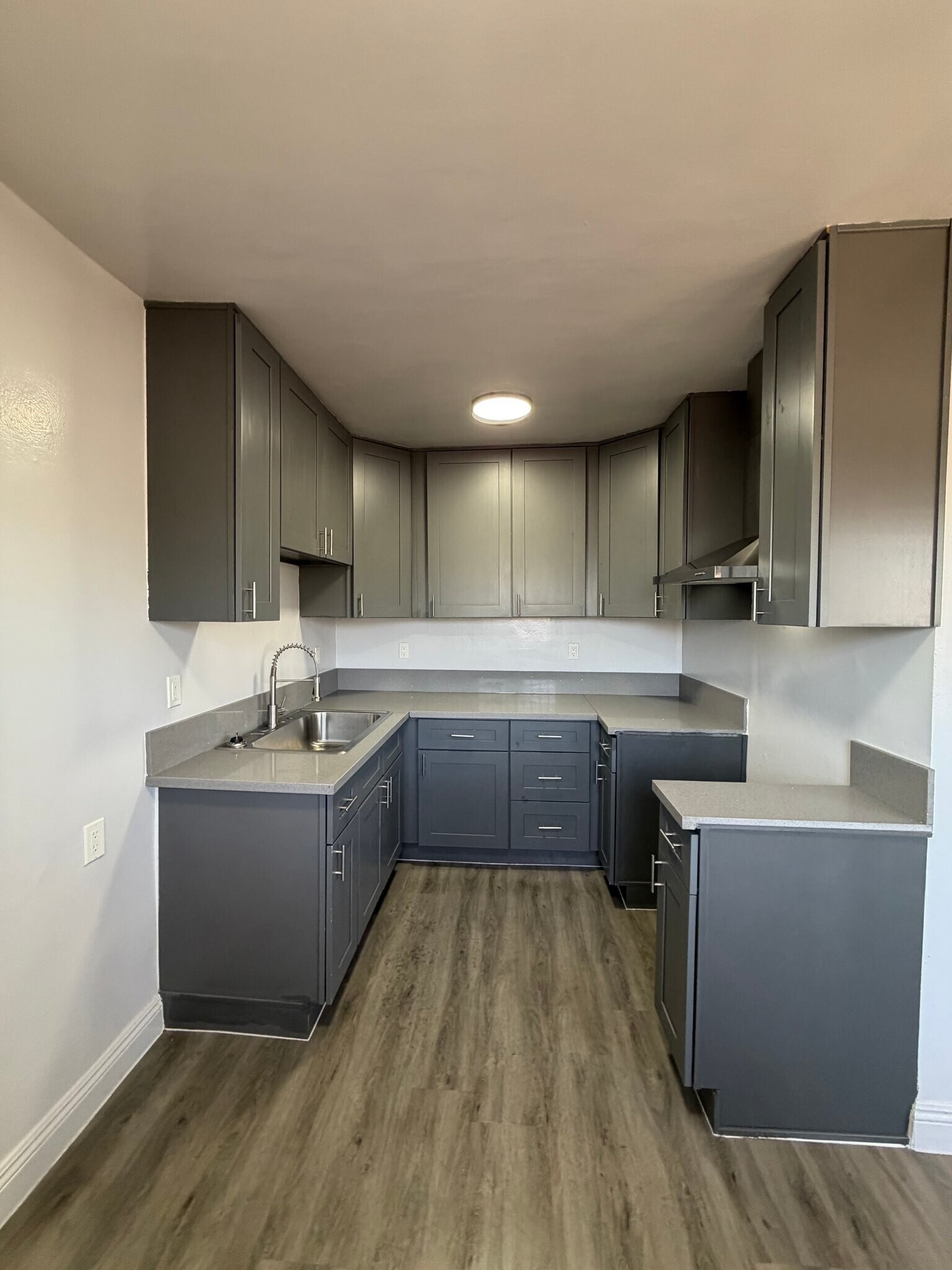 Building Photo - 609 W 94th St