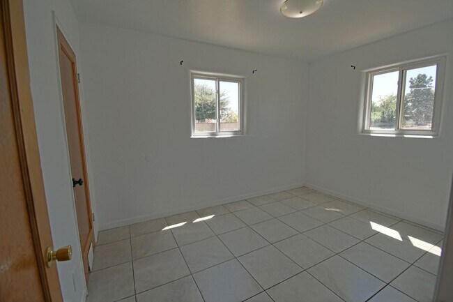 Building Photo - Charming 2bd/1ba Available for Move In
