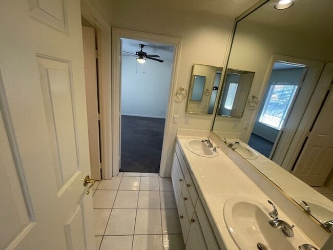 Building Photo - FANTASTIC SPACIOUS HOME LOCATED IN GATED C...