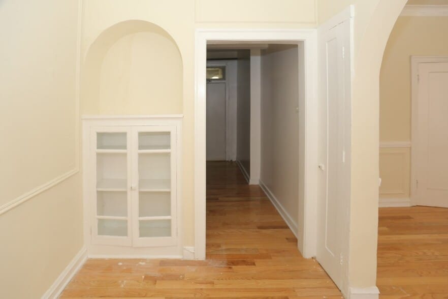 Building Photo - 549 W Surf St