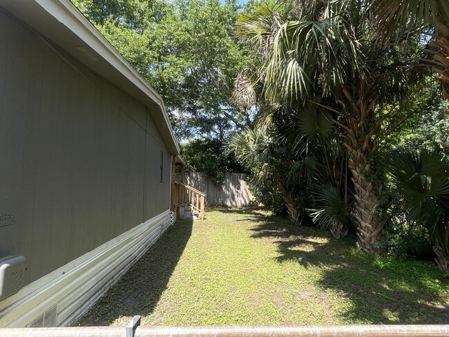 Building Photo - Lovely Home is Quiet Southwest Jacksonvill...