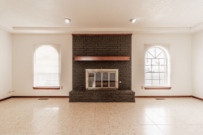 Building Photo - 4 Bed 2 Bath in SW Oklahoma City