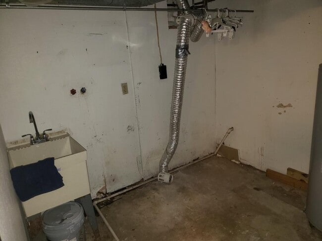 Washer/Dryer Hook up - 1007 6th Ave