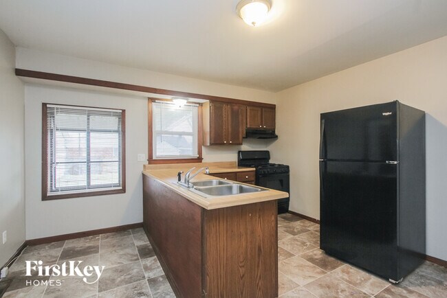 Building Photo - 311 N Boehning St