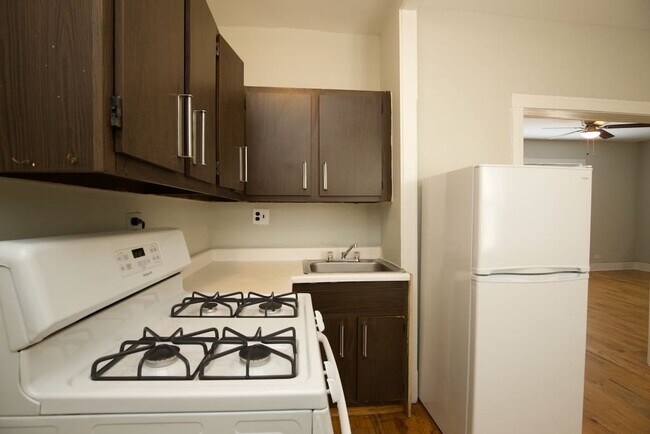 Building Photo - 3722 N Pine Grove Ave