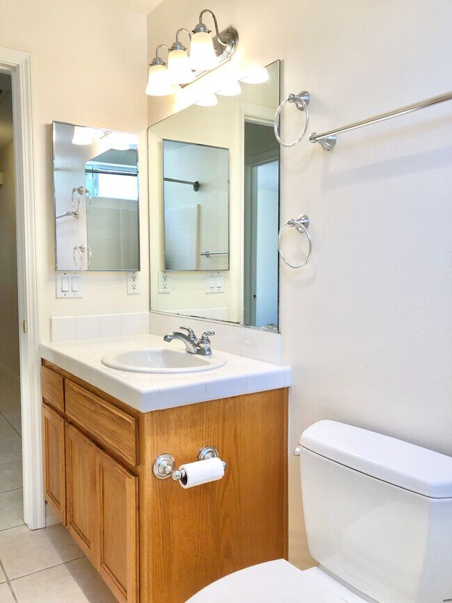 Building Photo - Light & Bright Single-Story Home in the Heart of Fallbrook, Complete with Private, Fully Fenced B...