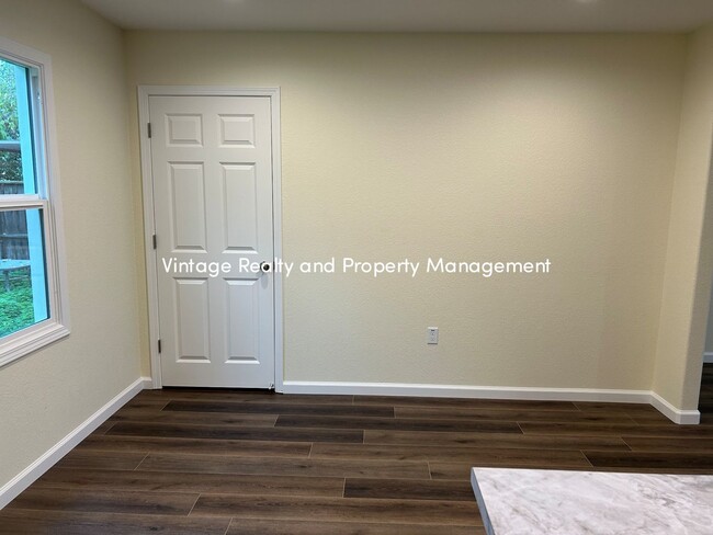 Building Photo - Just Like New Cozy 2 Bedroom Home That Is Ready to Go!!!