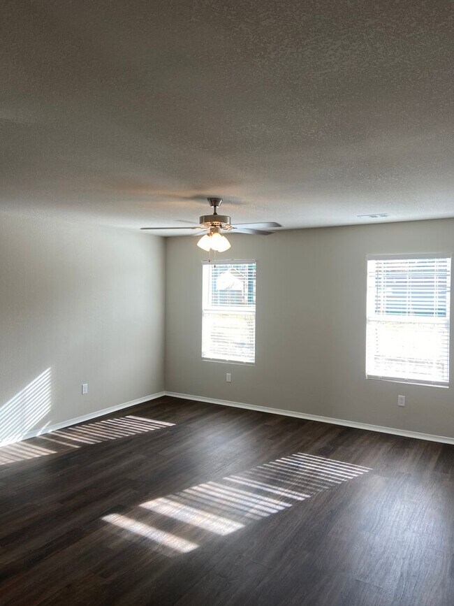 Building Photo - Now Pre-Leasing! Beautiful Three Bedroom | Two Bathroom Home in Fairview Haven