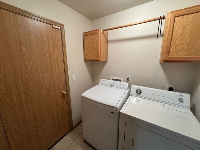 Building Photo - English Ridge 4 bedroom, 2.5 bath two stor...
