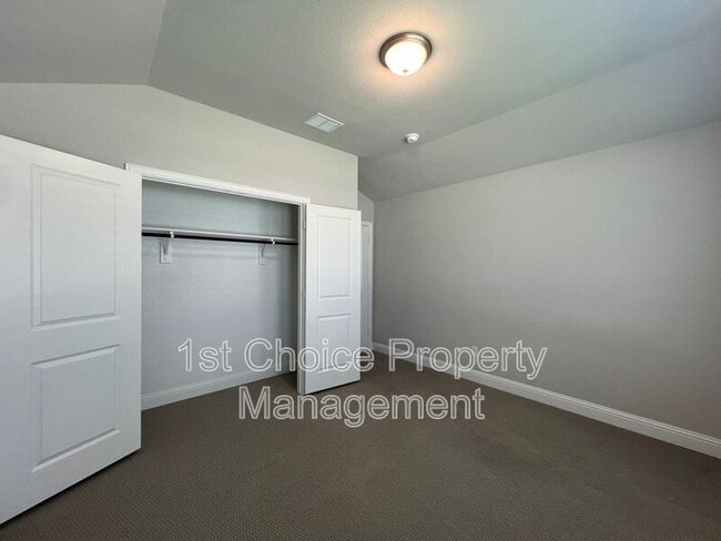 Building Photo - 2101 Sun Star Dr