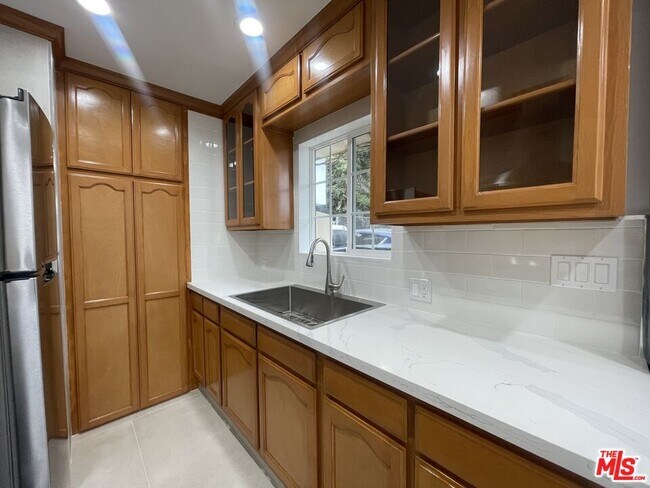 Building Photo - 1126 N Formosa Ave