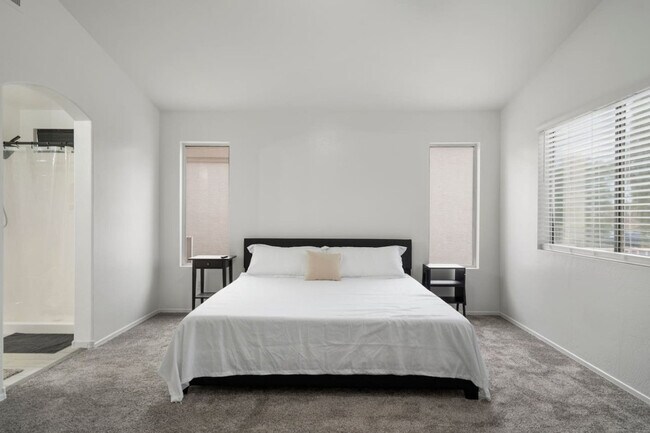 Building Photo - 13682 W Desert Flower Dr